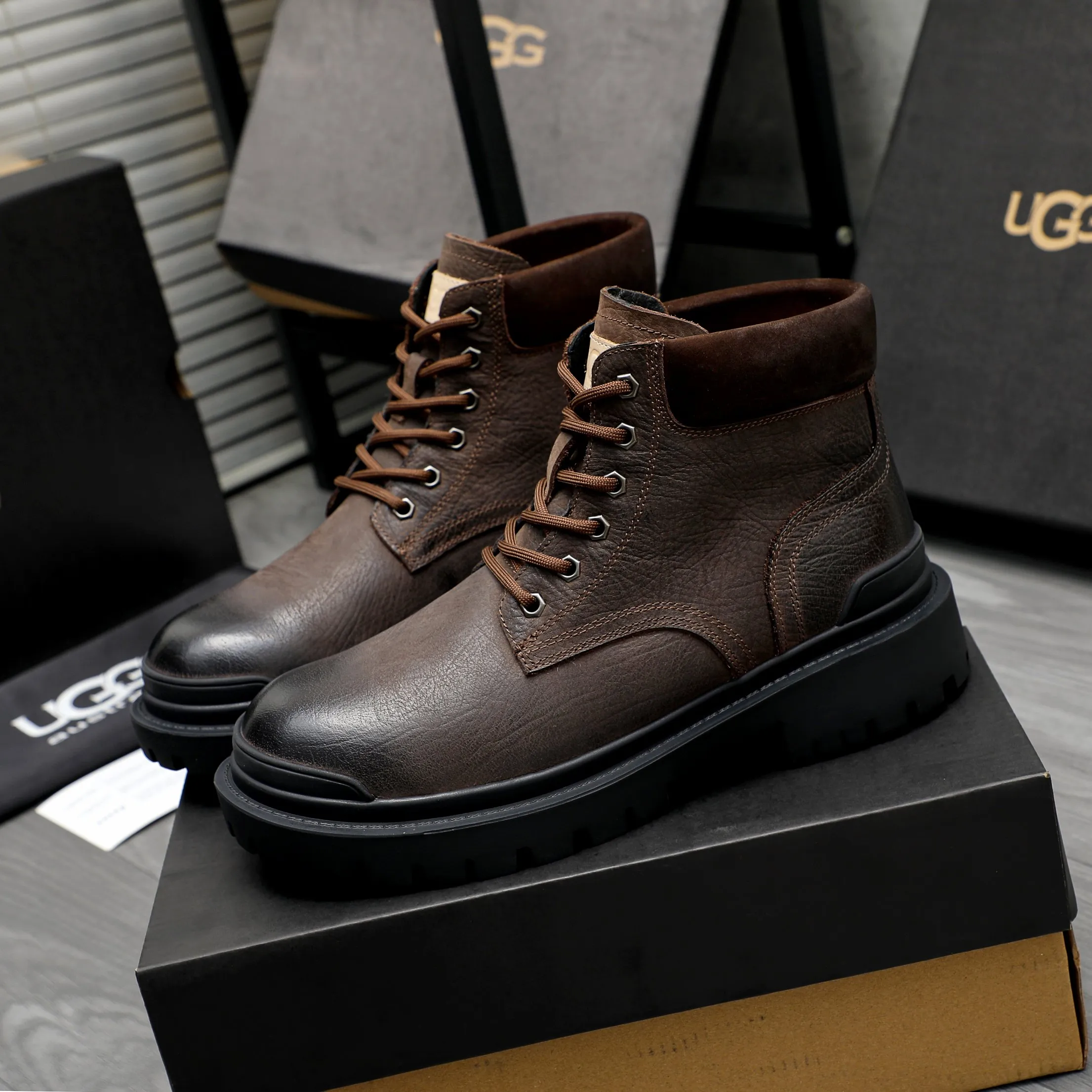 P620 Product trademark: "UGG" Gaobang men's shoes Regular size: 39-44 Product materials: Selected color-brushed cowhide upper, wool lining, original outsole